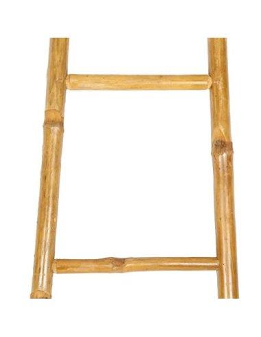 Una toalla colgada de un gancho con una escalera de madera